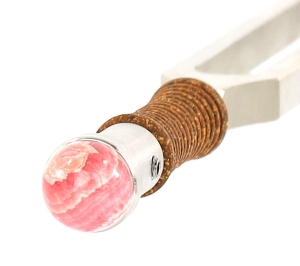 Nasadka do kamertonów – Rodochrozyt - średnica minerału 15 mm – czakry korzenia, sakralna i serca