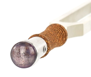 Nasadka do kamertonów – Rubin gwiaździsty - średnica minerału 15 mm – czakry korzenia i serca